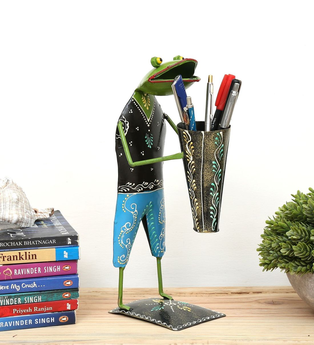 Frog pen holder table decor